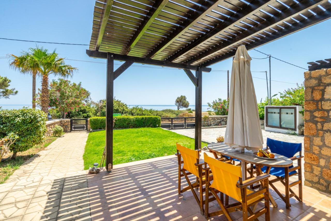 Smaragdi Beachfront Villa *